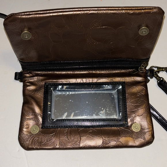 GiGi HILL BRONZE COLORED CROSSBODY OR WRISTLET
HAS BOTH STRAPS
VEGAN LEATHER - Picture 4 of 8